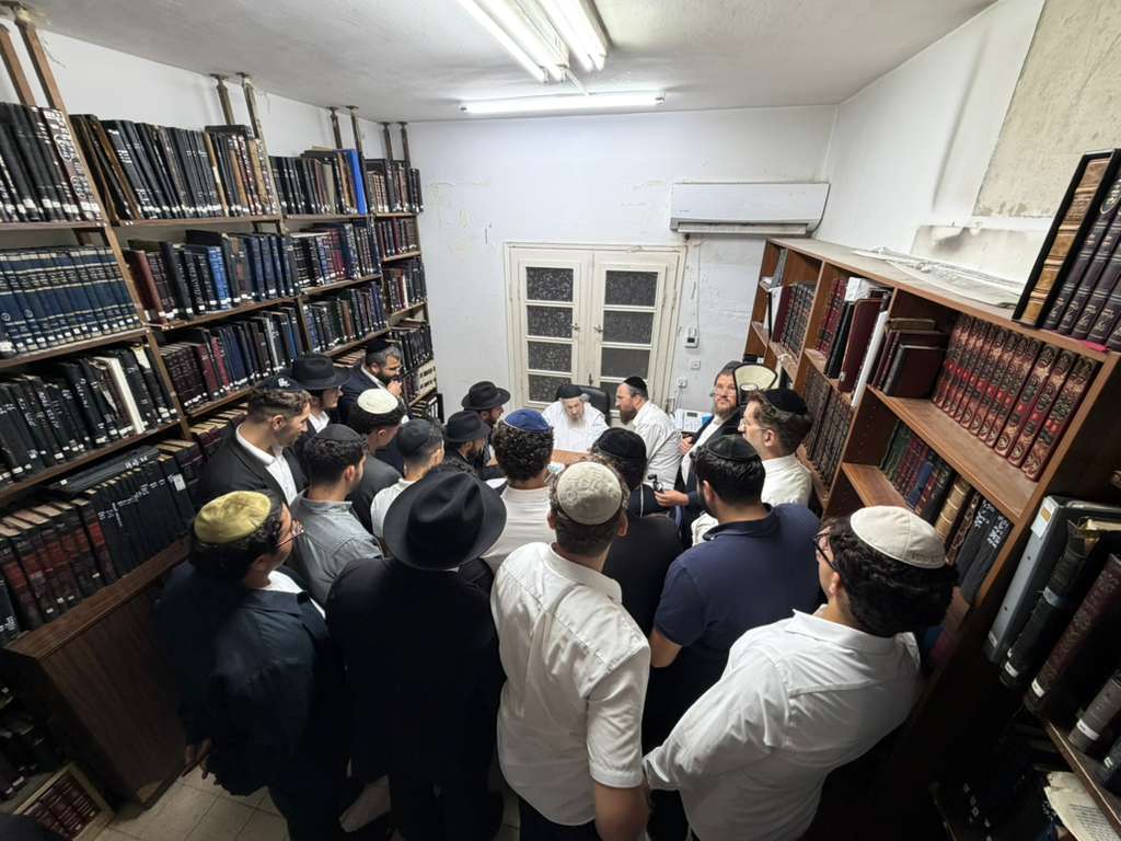 Bachurim listening in the sefarim room