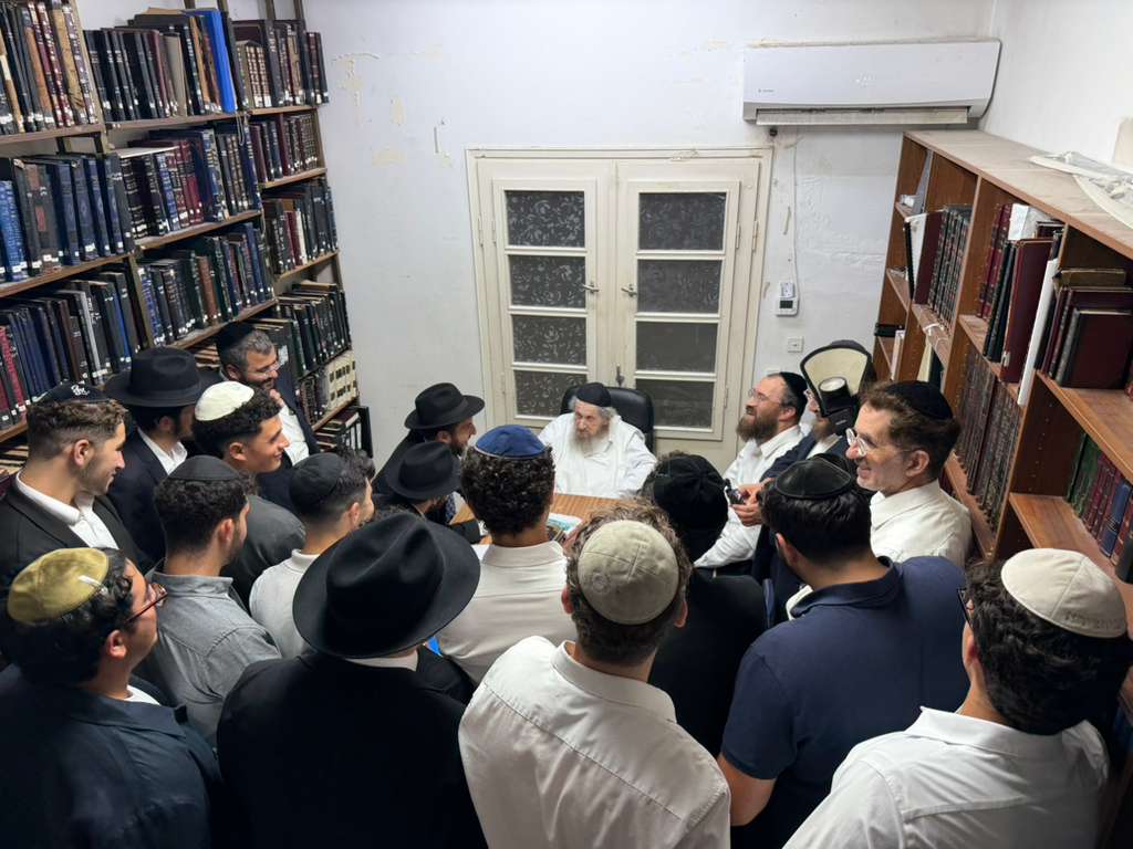 Bachurim gathered around the Rav