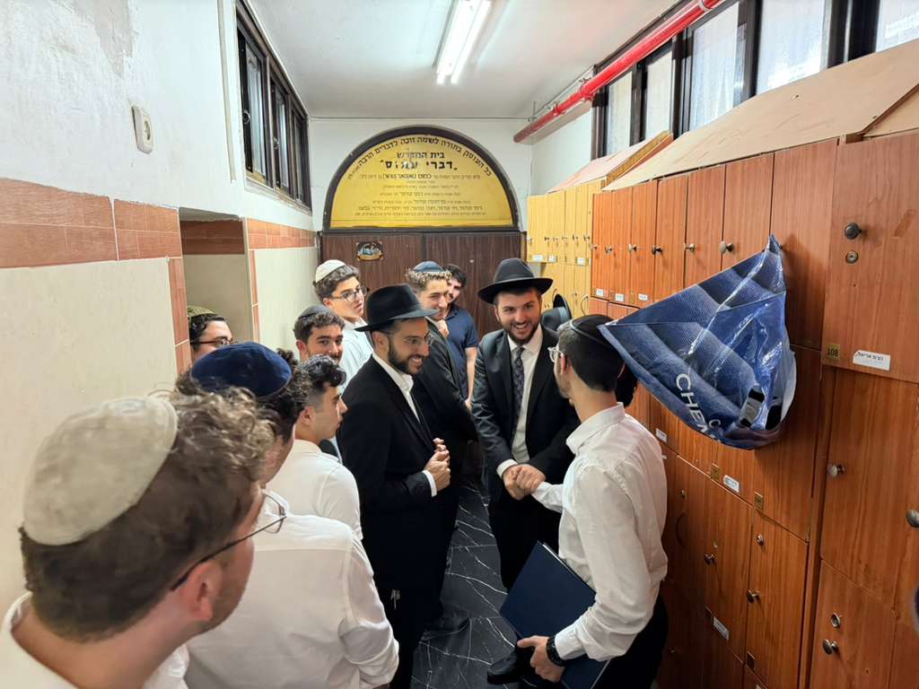 Bachurim in the beis medrash corridor